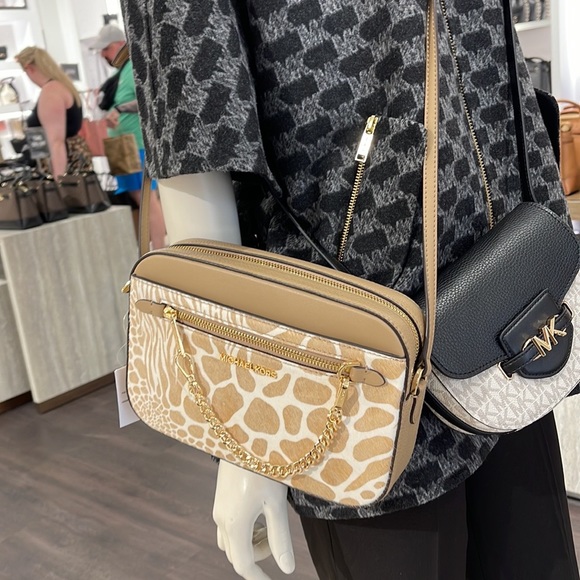 MICHAEL KORS JET SET LARGE EAST WEST ZIP POCKET CHAIN XBODY 
CAMEL
NWT - Picture 5 of 16